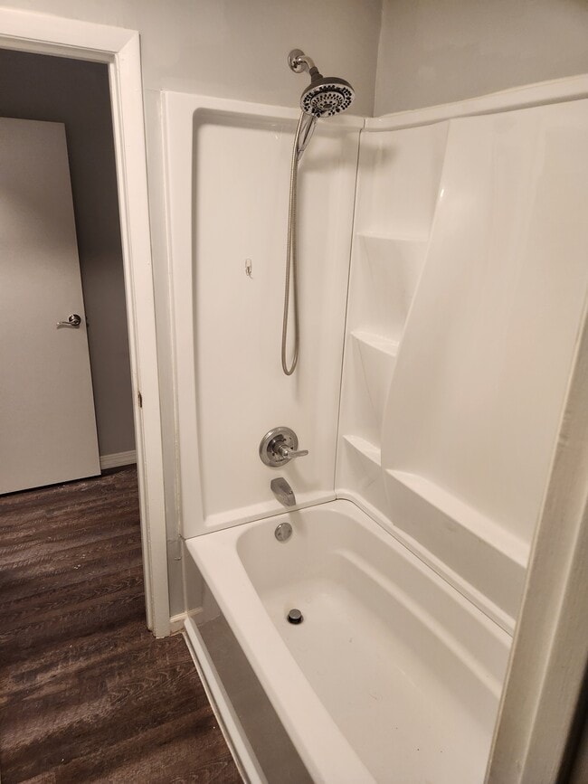 master bath - 717 Gordon Smith Blvd