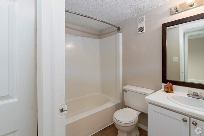 2 BR, 1 BA - 925 SF - Lakeside Villas