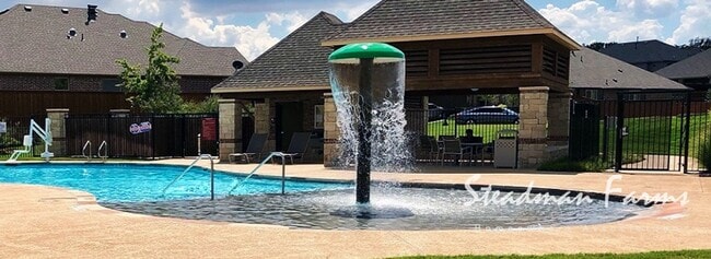 Building Photo - Room to S P R E A D out!