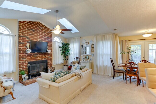 Foto del edificio - 422 Lees Mill Dr