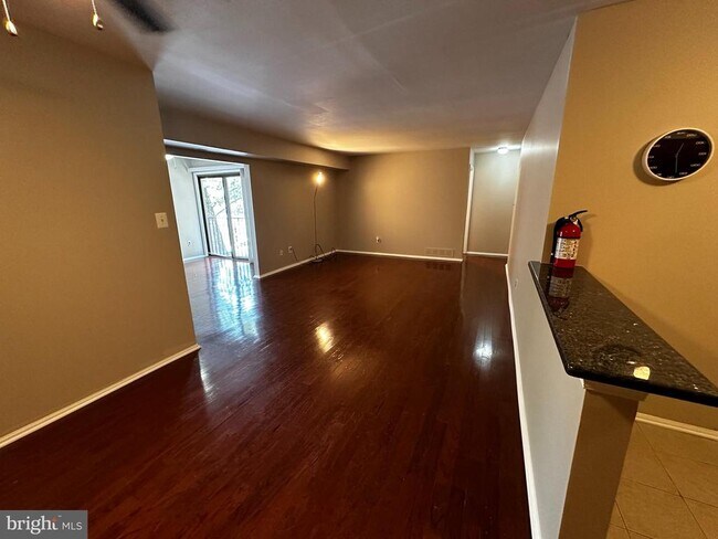 Building Photo - 108B W Bluebell Ln