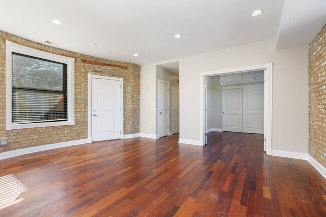 Building Photo - 6414 N Hoyne Ave