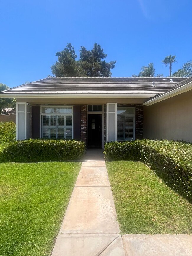 Building Photo - Beautiful Single-Story Corona Home-1556 Ir...