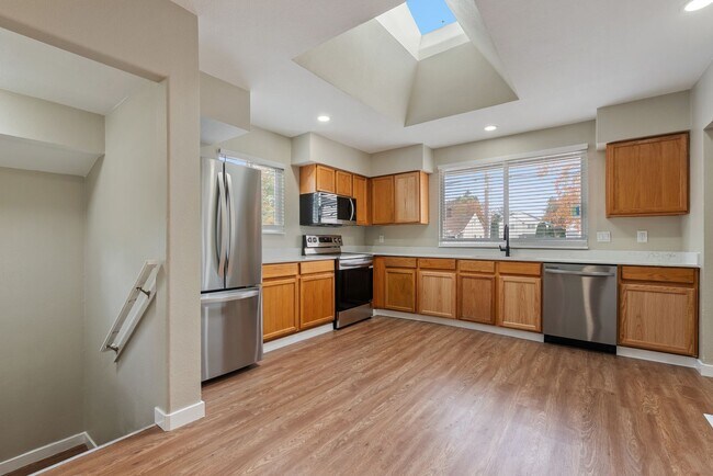 Foto del edificio - Spacious 5-bed, 2.5-bath home available in SE Portland