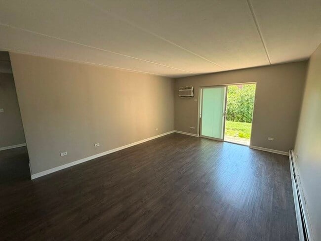 Building Photo - 281 Shorewood Dr