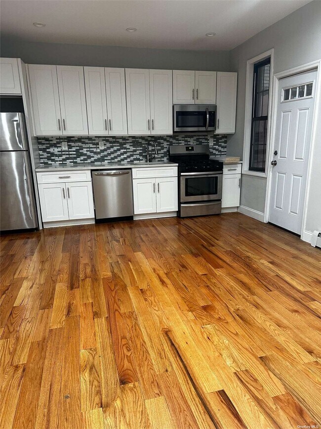 Foto del edificio - 24-33-33 Crescent St