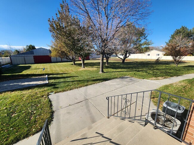Building Photo - Unique home with very large backyard