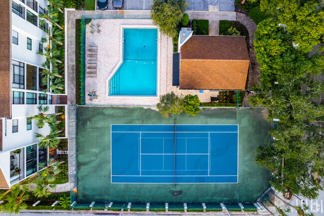 Piscina y cancha de tenis - Park West Condominiums