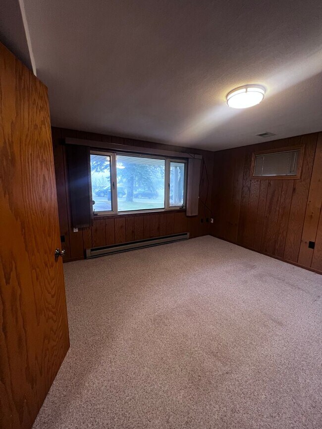Building Photo - AVAILABLE NOW - 4 Bedroom, 2 Bath with a F...