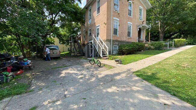 Building Photo - 530 Western Ave