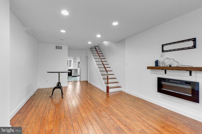 Building Photo - 2136 E Albert St