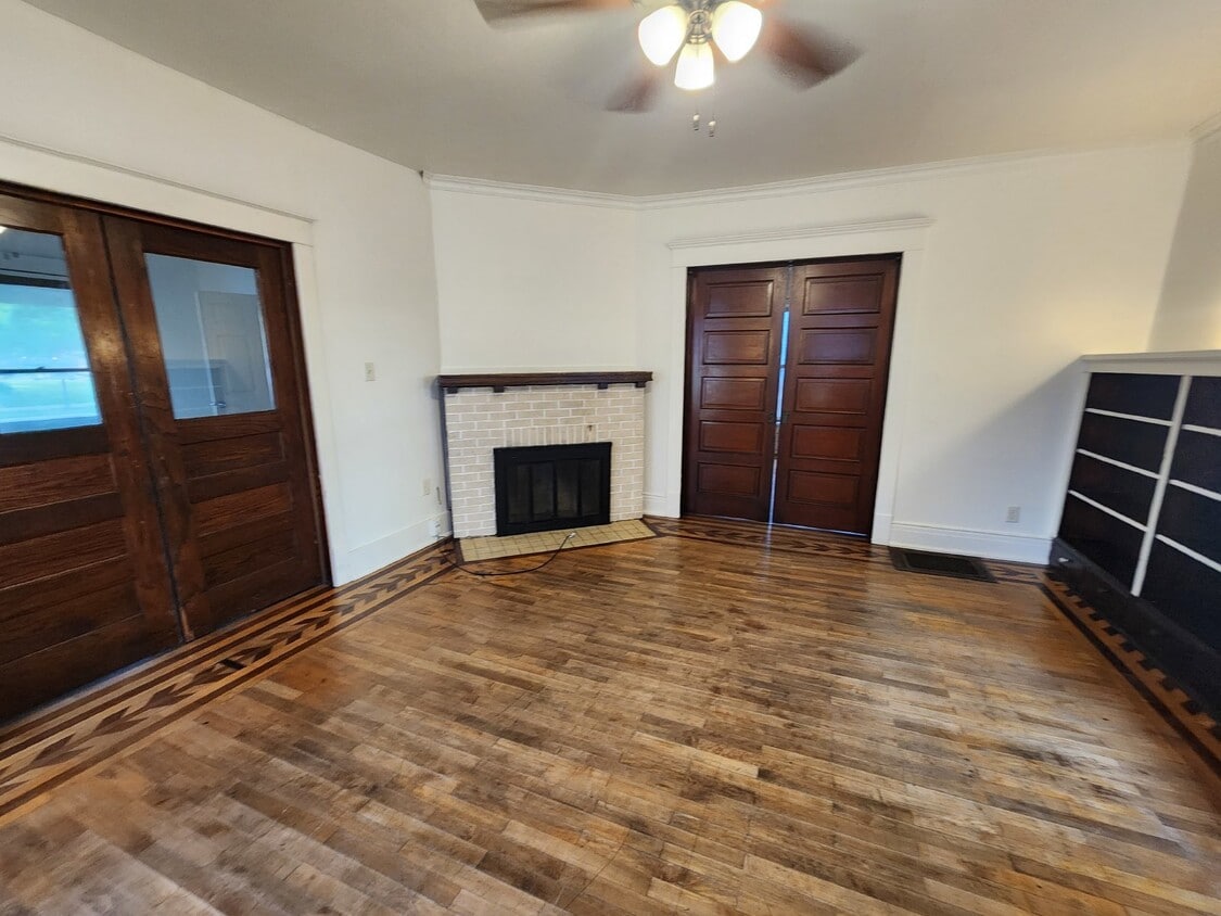 Primary Photo - 4 Bedrooms 2 Kitchens & 2 Bathrooms