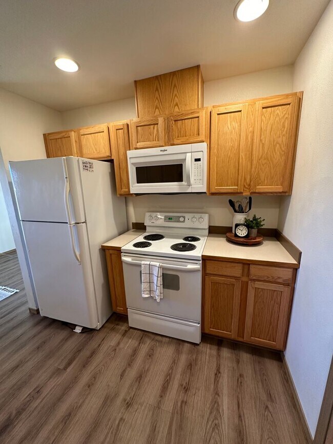 Building Photo - 3 Bedroom 2.5 Bathroom Townhouse In Bonney...