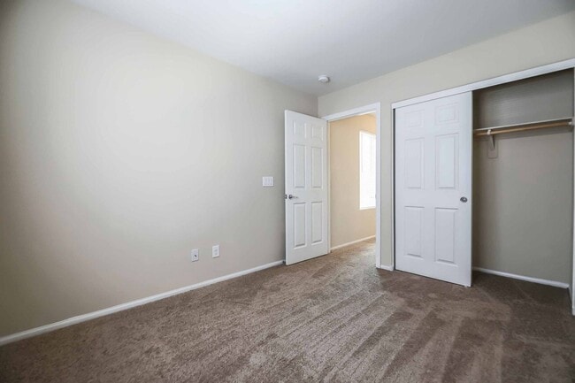 Building Photo - Charming 4 Bedroom Home in Gated Community with Community Pool & Courtyard Entry!