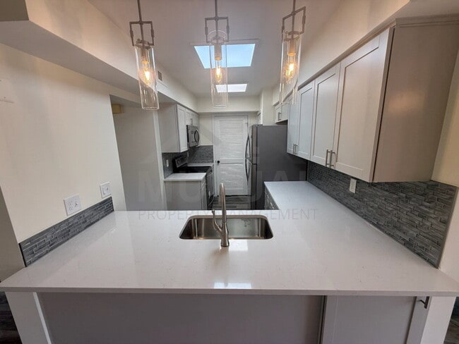 Building Photo - 1560 Meadowside Dr