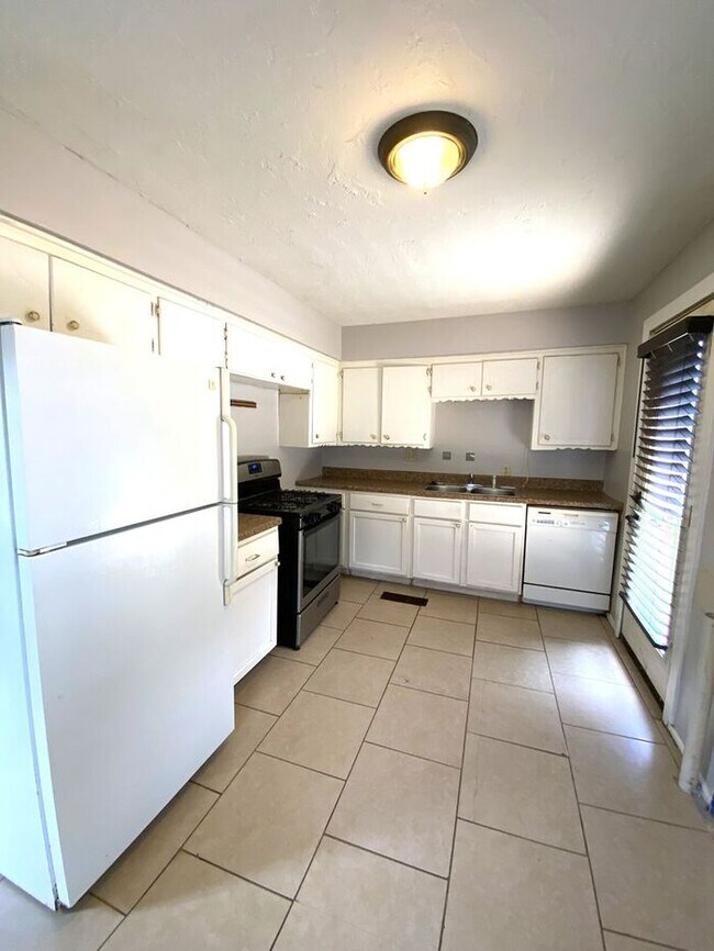 Foto del edificio - 3 Bed 1 Bath in the West Lawn Park Additio...