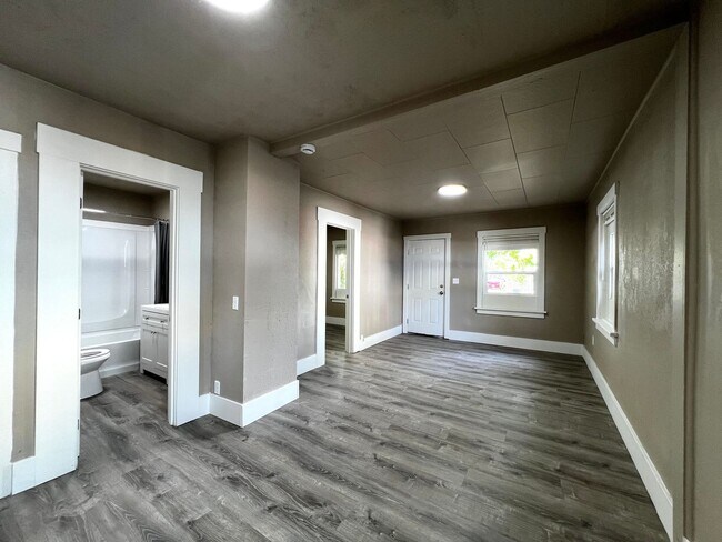 Foto del edificio - Non-Refundable & Security Deposit Total: $1200.00