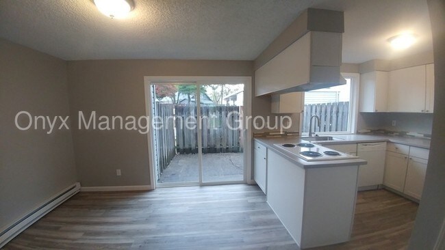 Building Photo - 3 bed/1.5 bath ready for Immediate Move In