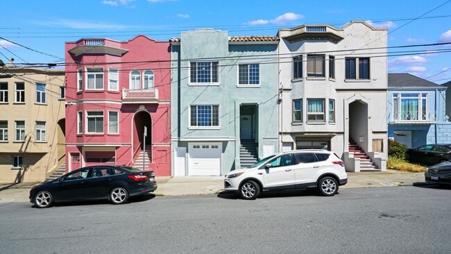 Building Photo - 3BR/2BA w/Washer Dryer and Across from Gol...