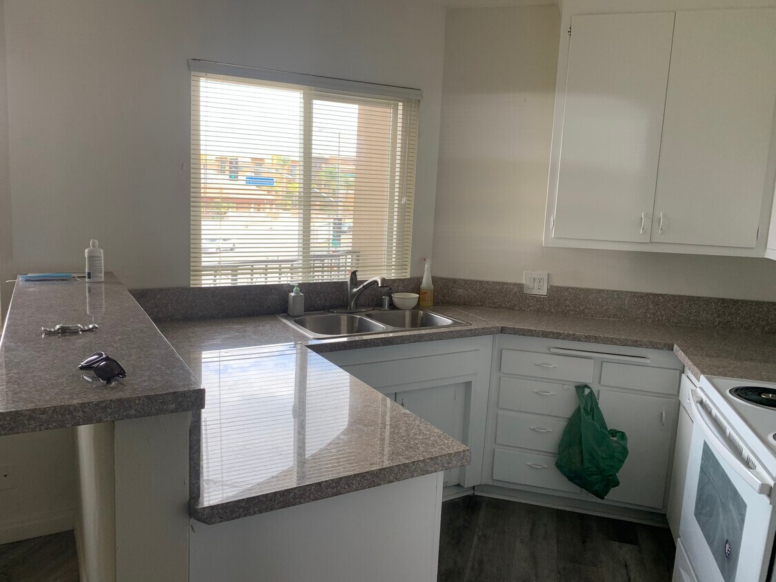 Foto principal - 21700 Roscoe Blvd