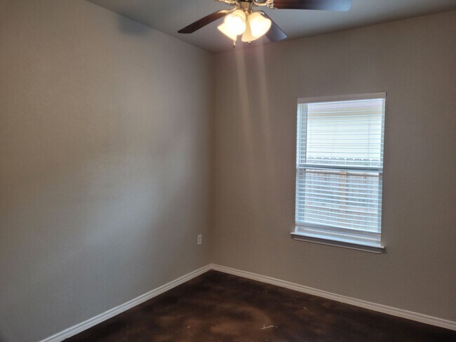Building Photo - Luxury 3/2 Duplex in Seguin, Texas