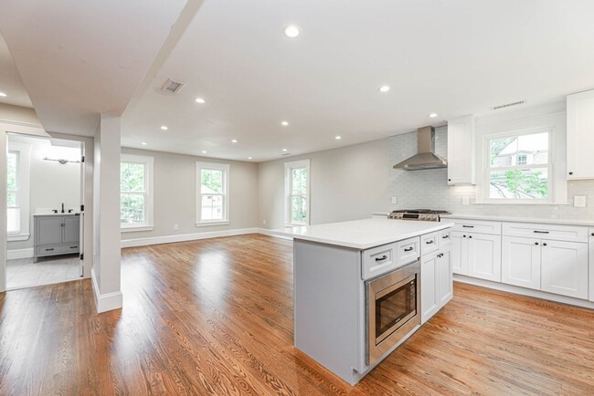 Building Photo - Modern 4bed 3 Bath with 3 parking