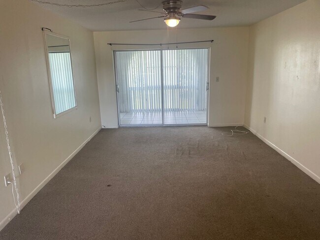 Building Photo - Fresh with fabulous view - cozy 1 BR condo...
