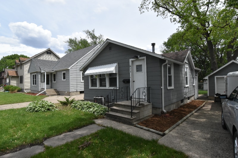 Primary Photo - 817 S Prairie Ave