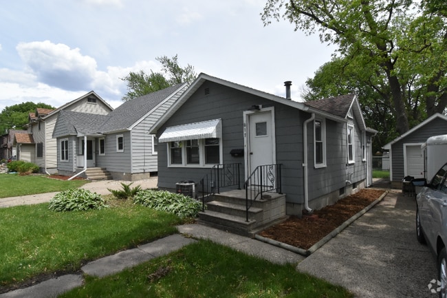 Building Photo - 817 S Prairie Ave