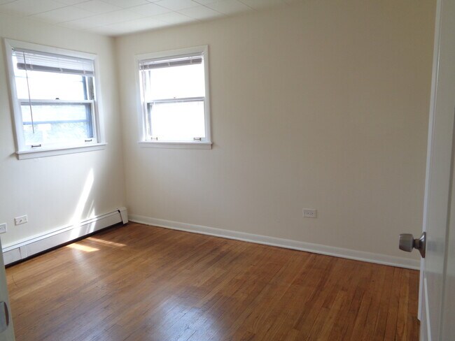 Building Photo - 10907 S Lloyd Dr