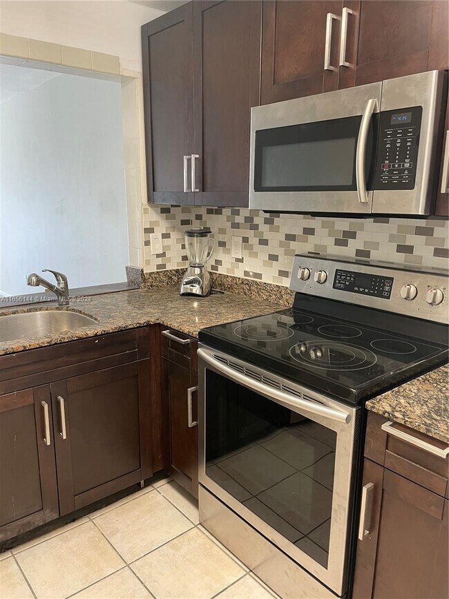 Foto del edificio - 870 NE 207th Terrace