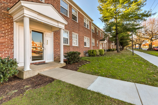 Foto del edificio - Loch Raven Village Apartments