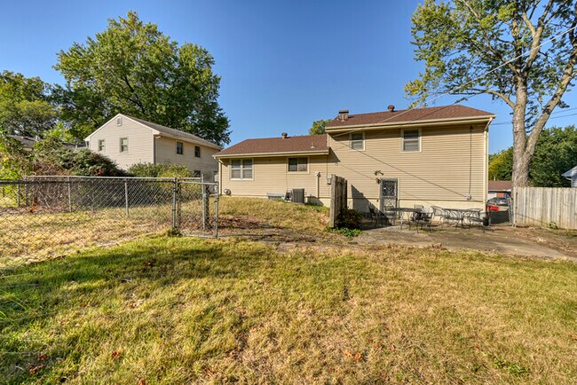 Building Photo - 5031 N Woodland Ave