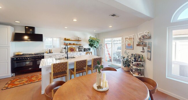 Building Photo - Spacious Eastside Costa Mesa Home