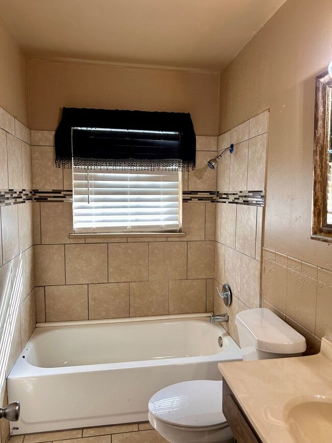 Building Photo - Sunset Acres Beauty