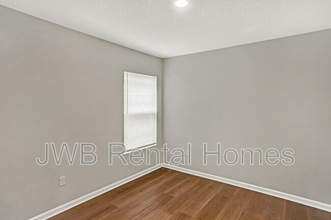 Building Photo - 939 W 24th St