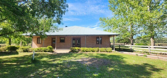 Building Photo - Country retreat on 1 acres in Bell, Florida
