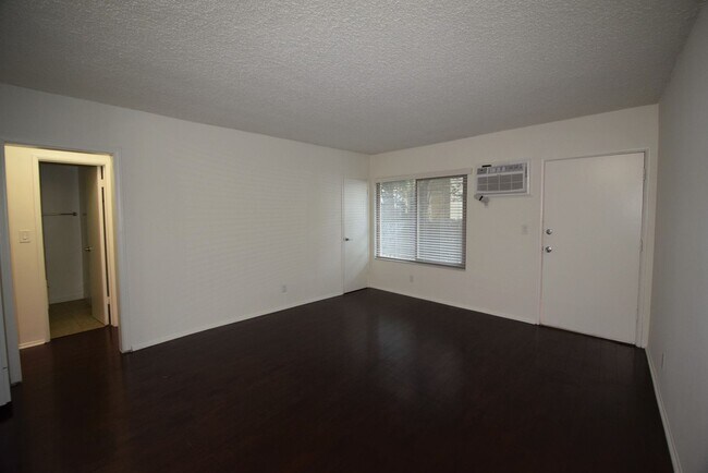 Building Photo - 4201-05