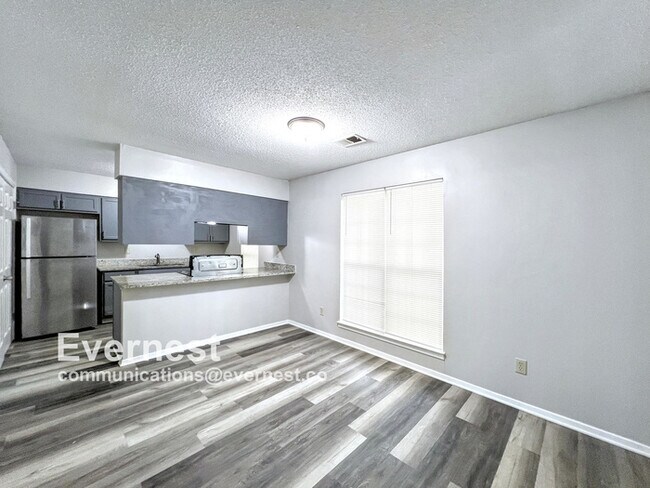Foto del edificio - 6123 Kensington Cir