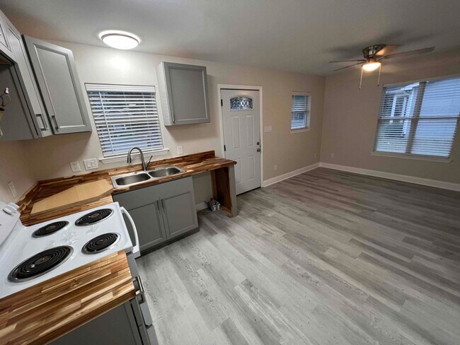 Foto del edificio - 2726 Cypress Lake St