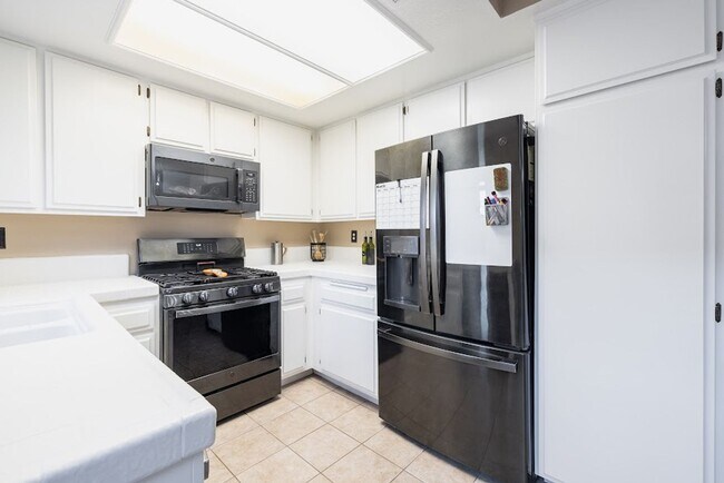 Foto del edificio - Charming 2 bed 2.5 bath townhome in oxnard