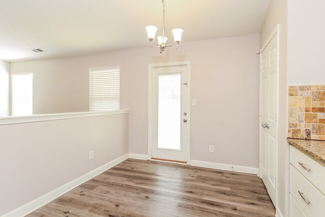 Building Photo - 533 River View Dr