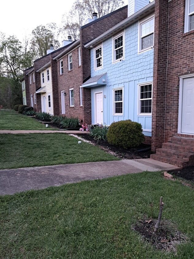 Brick unit in the middle - 11044 Watson Dr