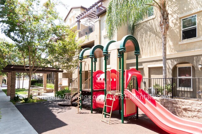 Building Photo - Beautiful 2 Bedroom, 2 Bath Condo with Garage