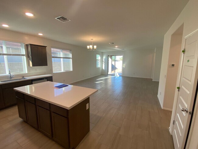 Foto del edificio - Beautiful Newer Build 3 Bed/2 Bath with Den in Rancho Cabrillo
