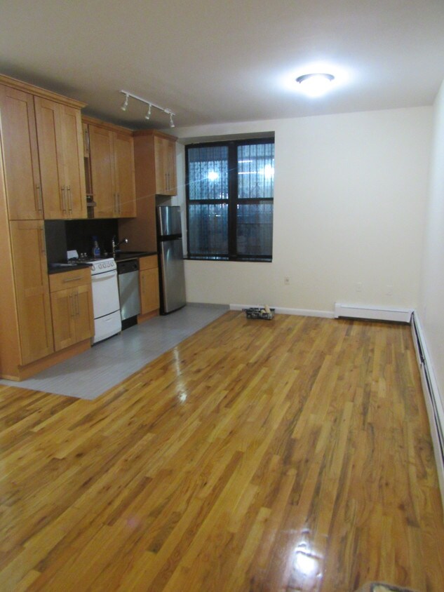 Primary Photo - 333 E 108th St