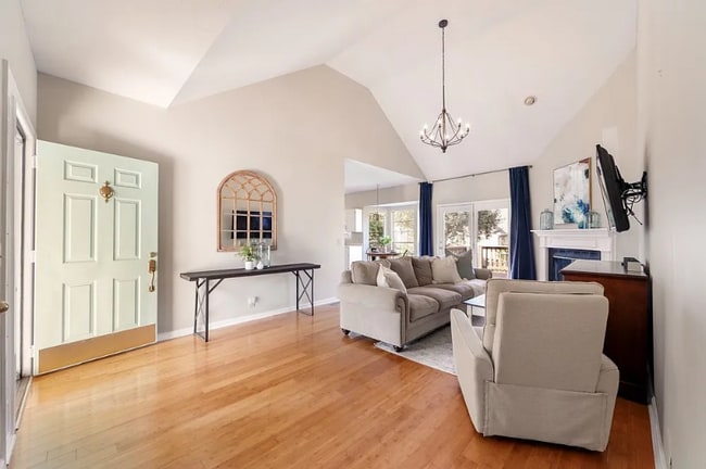 Building Photo - 404 Crestfield Ct