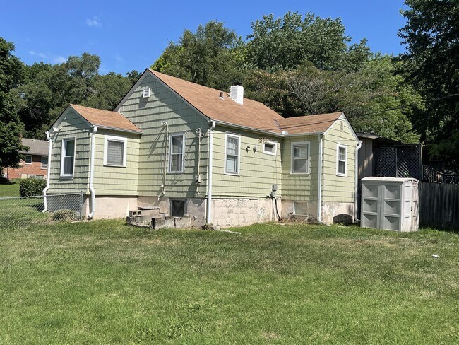 Building Photo - 1827 S Cedar Ave