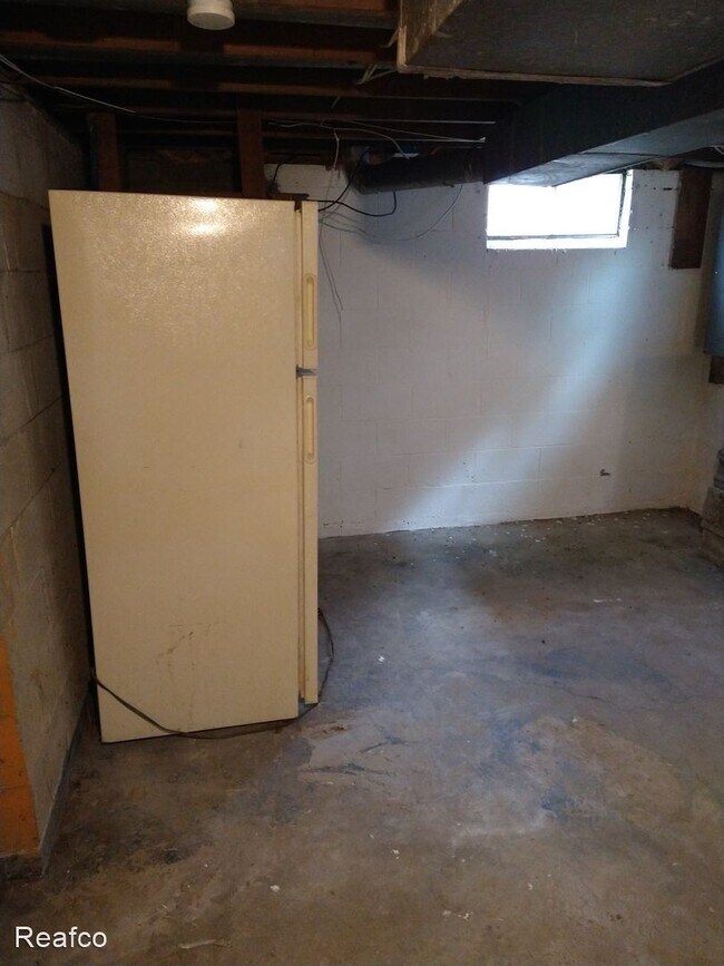 Building Photo - 3 br, 1 bath House - 2288 Hiawatha Park Dr