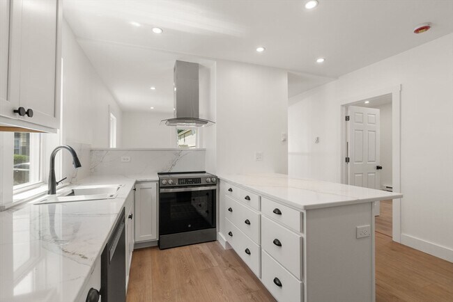 Building Photo - 31 Wardwell Ave